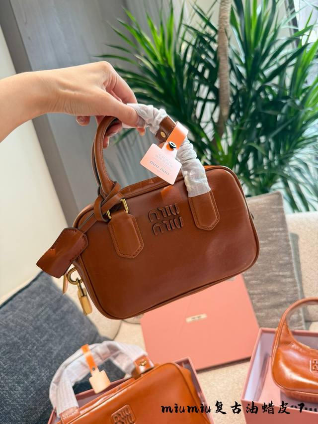 Miu Miu2025 autumn and winter are killing it again. Feel the retro sexy attack.