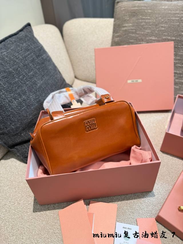 Miu Miu 2025 autumn and winter collection is going crazy again. Feel the retro s