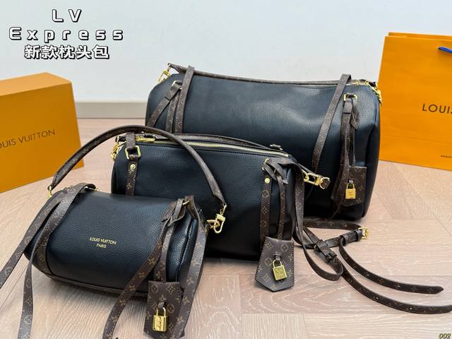 Lv Louis Vuitton's new Express pillow bag features a detachable shoulder strap t