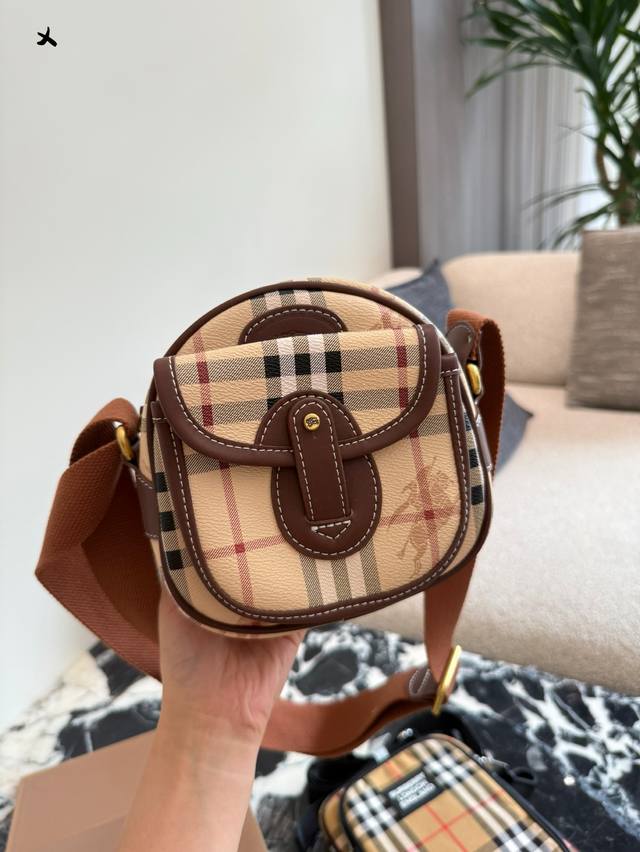 You must have never seen this rare vintage Burberry bag that can be both salty a