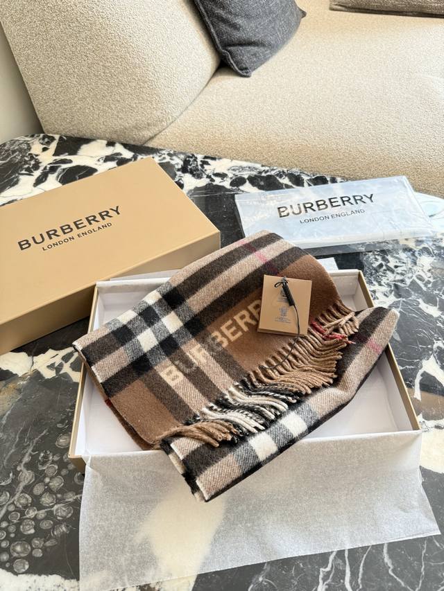 I'm hooked on Burberry's new winter scarf DDD. Made of pure cashmere, this Ff c