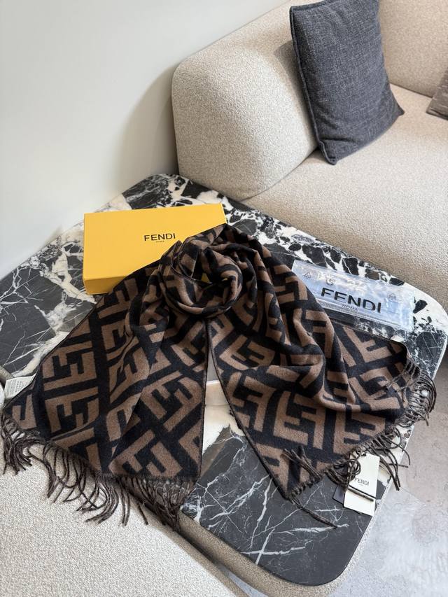 I'm hooked on F's new winter scarf DDD. Pure cashmere creates a more aura. The