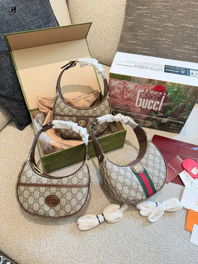 With mirrorGucci's new underarm bag The crescent bag is perfect for pairing with