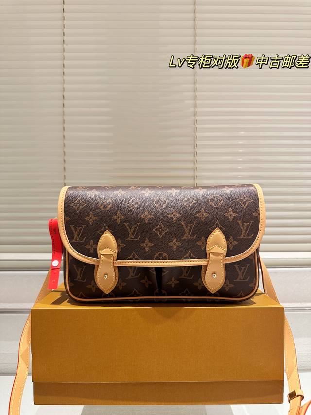 Small size with box size 28*15 Lv second-hand messenger bag The double-eye buckl