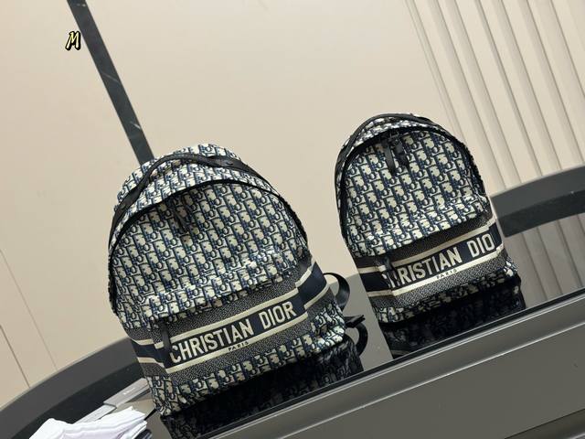 Comes with a gift box Dior's popular backpack is now available. The new model l