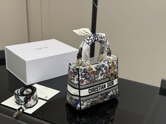 Comes with a folding box Size: 24*20cm Dior embroidered Princess Diana bag Mode
