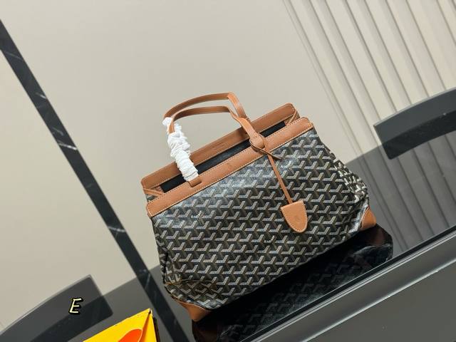This is the perfect commuter bag for working professionals! The Goyard Bellechas