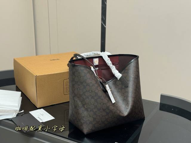 comes with a replica airplane box Size: 35*27cm Coach's new single-sided City t