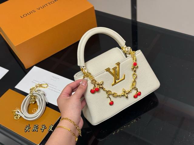 comes with a folding box Size 21.15cm Lv Capucines handbag Made of full-grain T