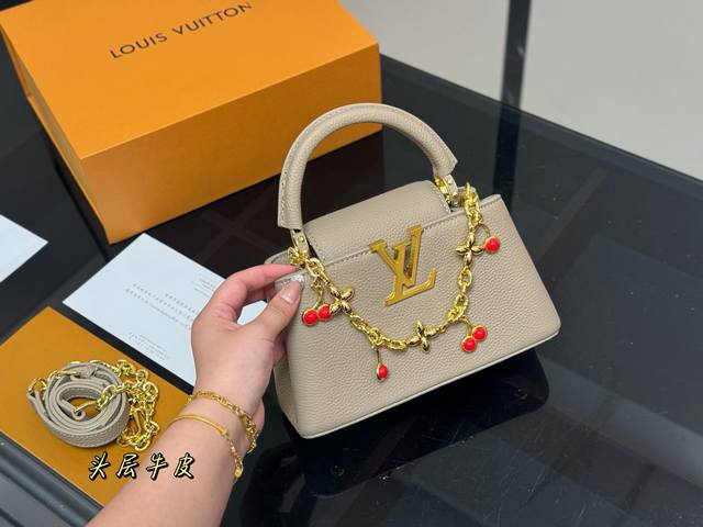 comes with a folding box Size 21.15cm Lv Capucines handbag Made of full-grain T