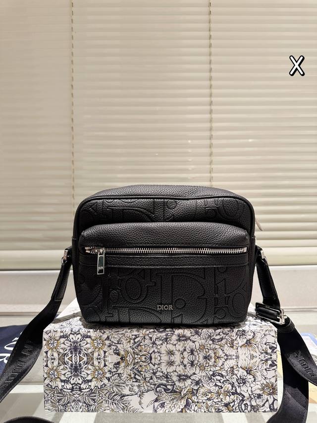 Dior Oblique Safari Men's Messenger Bag A perfect commuter bag for men year-roun