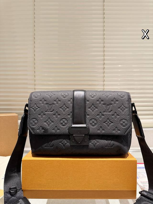 Men's Bag Sharing: Lv Shoulder Bag DDD. Louis Vuitton's double-buckle messenger