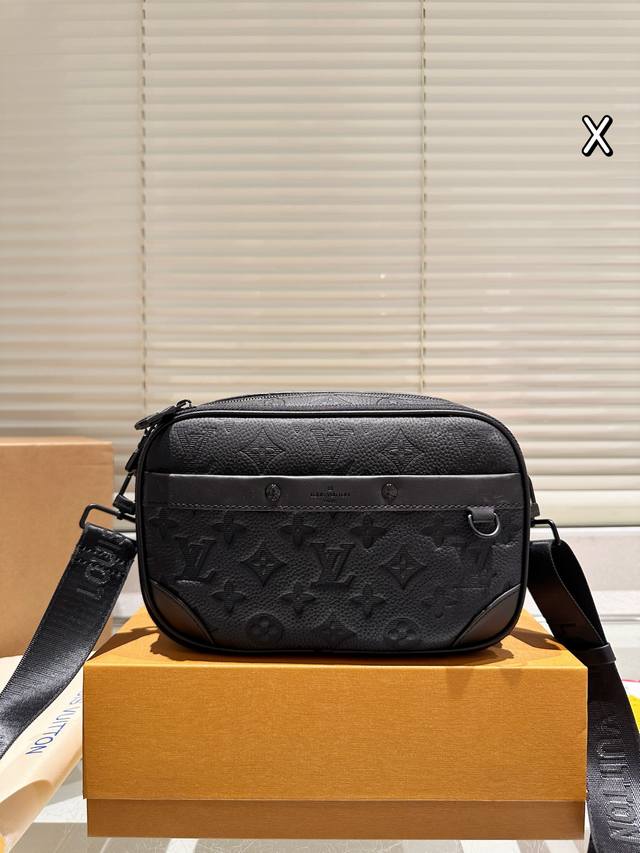 Embossed black flower Latest packaging size 23.14 Lv 2025 latest camera bag Comf