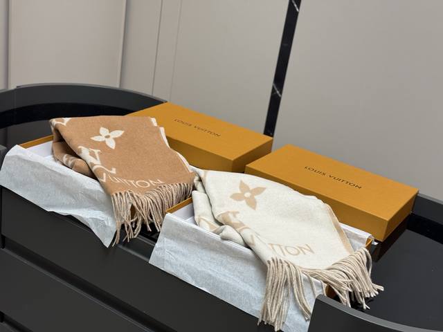 Original cashmere cooling scarf with box Size: 180*45Cm Lv 100% cashmere scarf