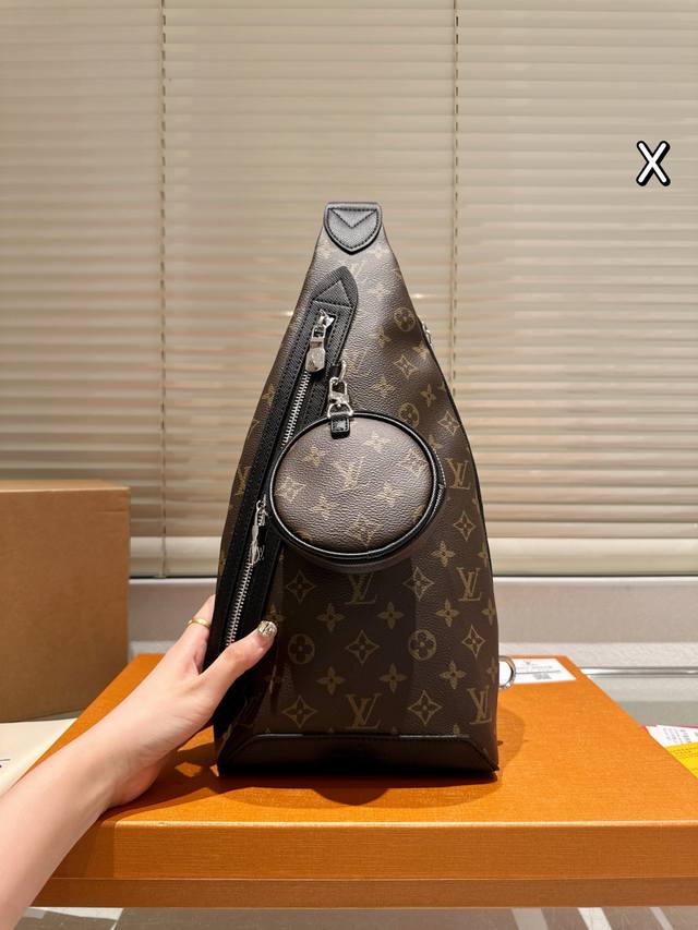 Lv chest bag for your boyfriend. Cool, cool, cool! This Discovery waist bag is c