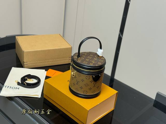 Folding box airplane boxSize: 17.15cm Lvcannes bucket bag with linerFortune buck