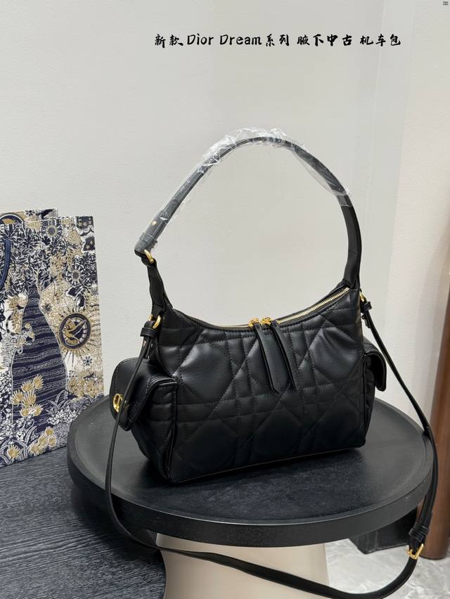 Comes with a folding box The Dior Dream is so amazing! I bought it right after