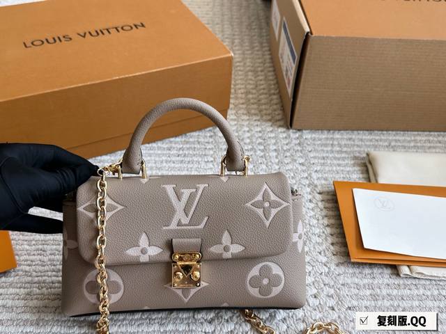 With boxSize: 20*12Cm L Madeleine Bb I really like this bag with handles It fee