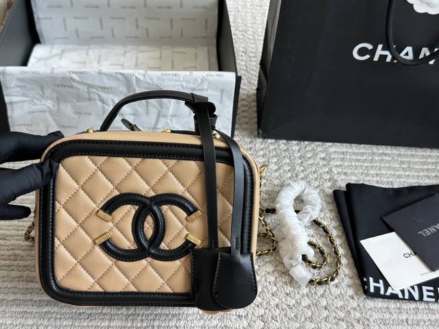 Chanel's new cosmetic case is made of caviar fabric, showing your best at all ti