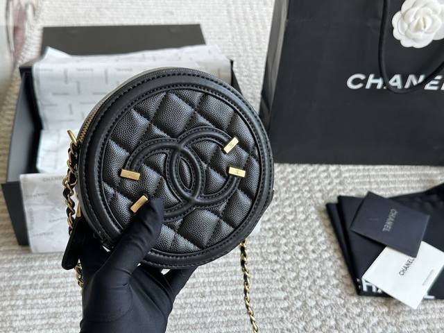 C's round bag is a new spring and summer product for little fairies. It is a mus