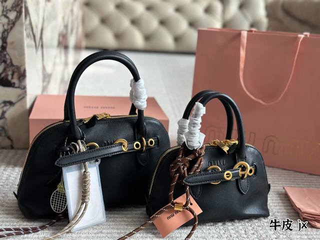 Cowhide version with pendant New Miu bag 24 Autumn/Winter show, I felt I had to