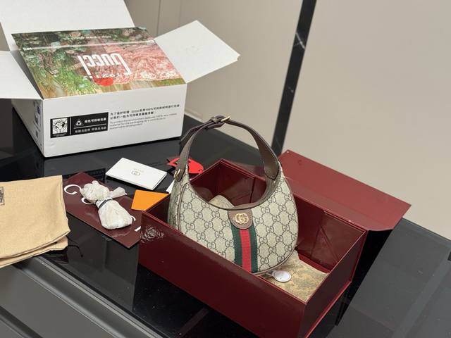 Comes with a folding box and airplane box Size: 21*11cm Gucci Marmont New moon