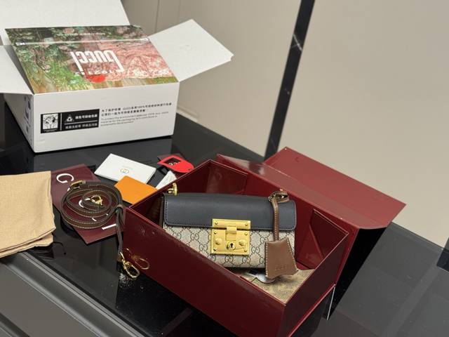 comes with a folding box and airplane box Size: 22.11Cm Gucci Padlock This mode
