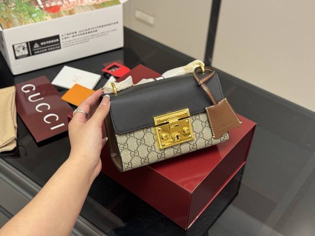 Comes with a folding box and airplane box Size: 20.13Cm Gucci Padlock This mode