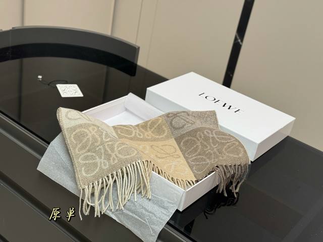 Cashmere scarf with box Size: 180cm*45cm Loewe cashmere scarf Loewe is so beauti