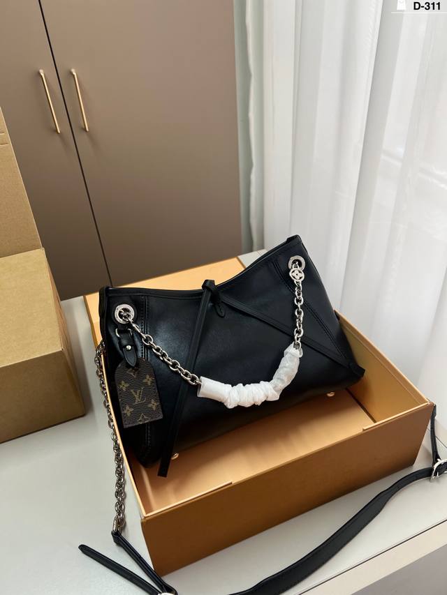 Lv New Carryall Black Warrior Tote Chain Shopping Bag Lv's new all-black Dark Ca