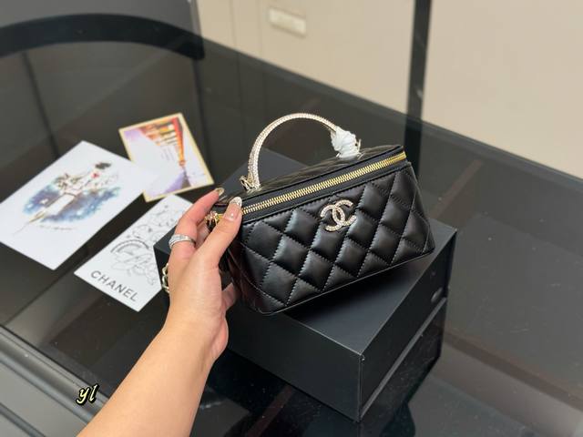 comes with a folding box Upgraded quality Size: 17.11cm Chanel small handle mak
