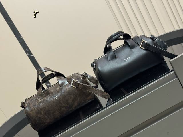 Unboxed Prada 2025 runway new bag This vintage distressed bag is so beautiful! V