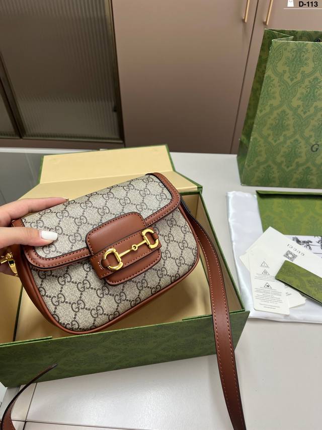 This Gucci 1995 saddle bag is love at first sight! It's so beautiful! It's both