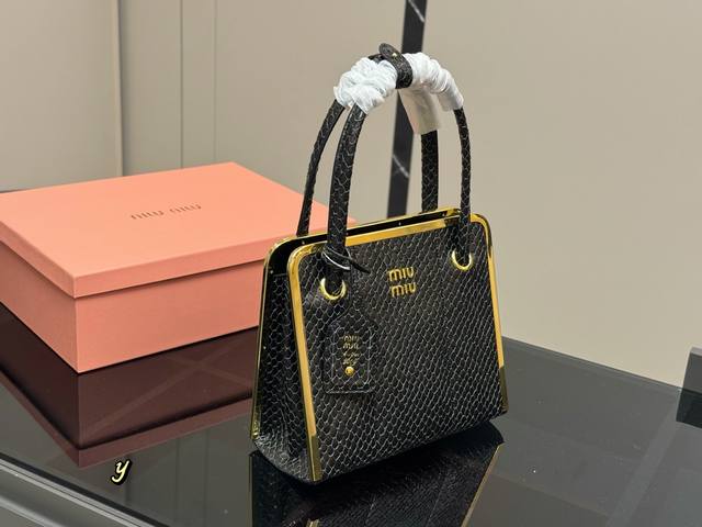 with box Miumiu25Ss new bag is quite nice! Miumiu new snake print tote hits the
