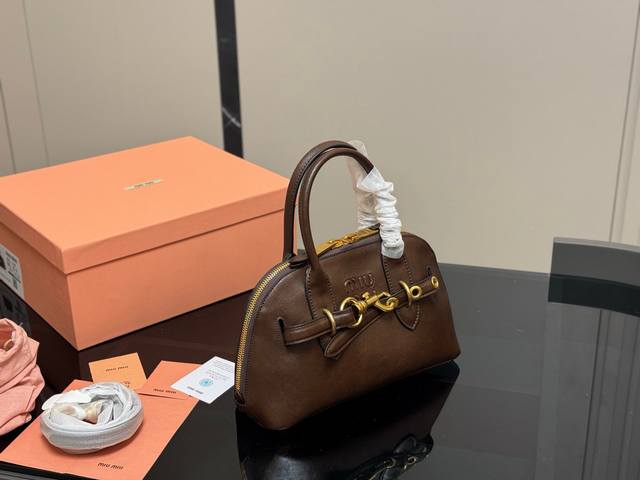 Size: 28*16cm Miumiu shell bag, I particularly like the design of this one! Mium