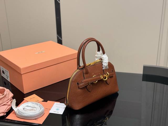 Size: 28*16cm Miumiu shell bag, I particularly like the design of this one! Mium
