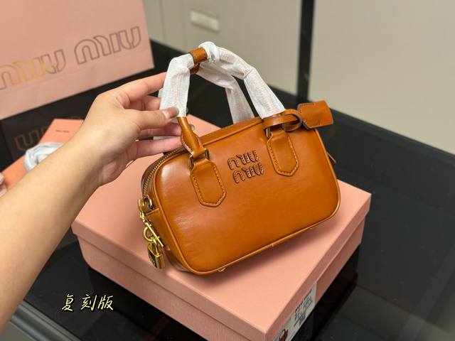 Upgraded version with box Size: 20*13Cm Miumiu bowling cube bag The bag is just