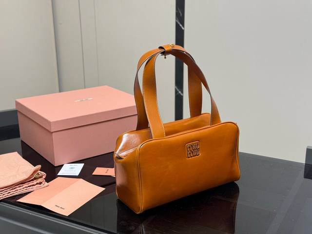 Comes with box Size: 30*17cm Miu Miu's new retro and loose It's so stylish The