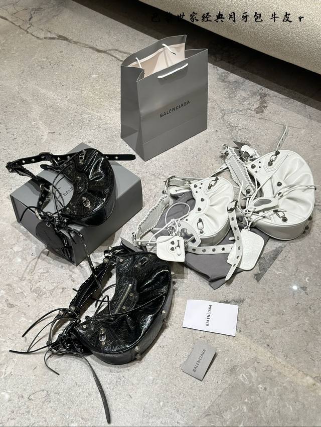 Balenciag Le Cagole crescent-shaped motorcycle bag is a must-have for sweet and