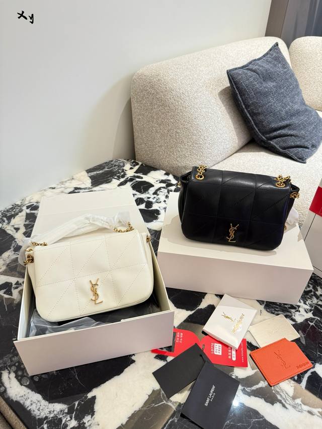 Continuing the YSL Jamie Black and Gold winter collection, the Jamie presents a