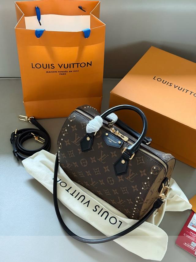 Comes with box Size: 26*29cm L's Speedy Trunk25 pillow bag, a runway-worthy mod