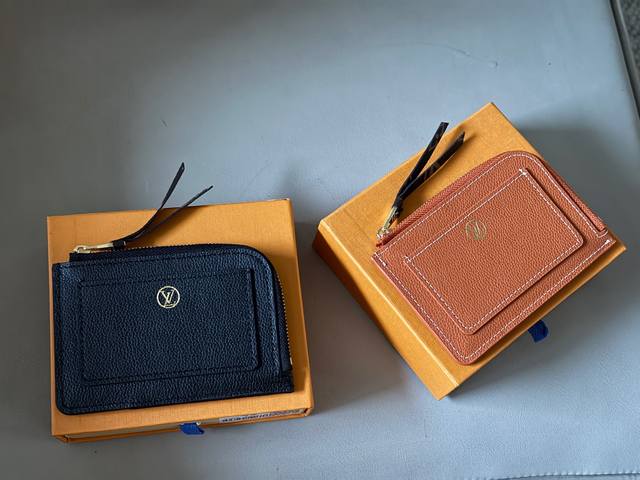 Comes with box Size: 12*8Cm This cowhide card holder from L is really outstandi