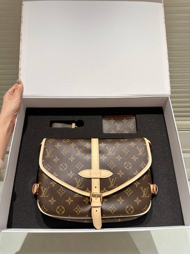 Set Lv Gemini Lv Saumur Bb Lv Saddle Bag Comparable to the messenger bag, both