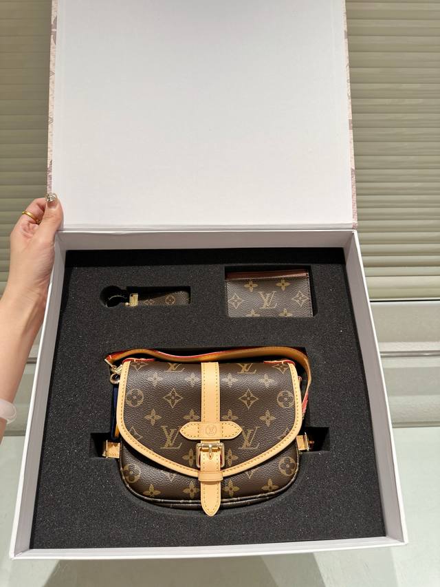 Set Lv Gemini Mini Lv Saumur Bb Lv Saddle Bag Comparable to the messenger bag,