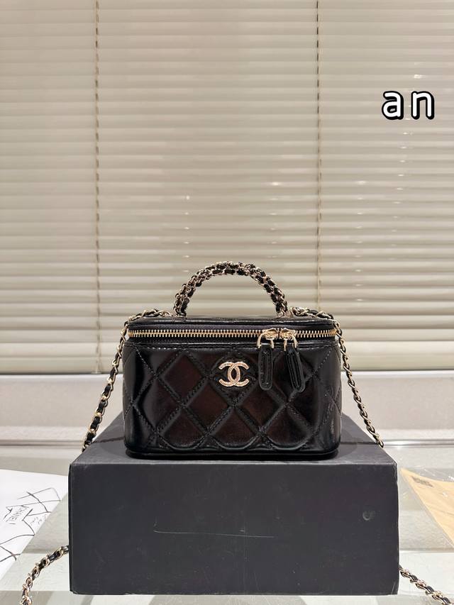 Chanel box bag Lazy and casual and easy to carry Full of surprises on the upper