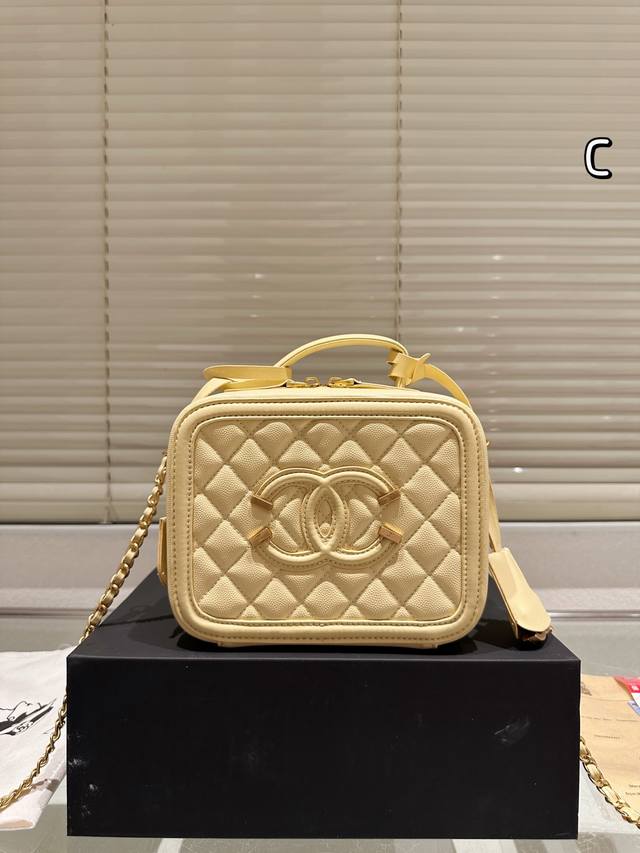 Chanel Upgrade Chanel's new box cosmetic bag is made of caviar fabric, showing t
