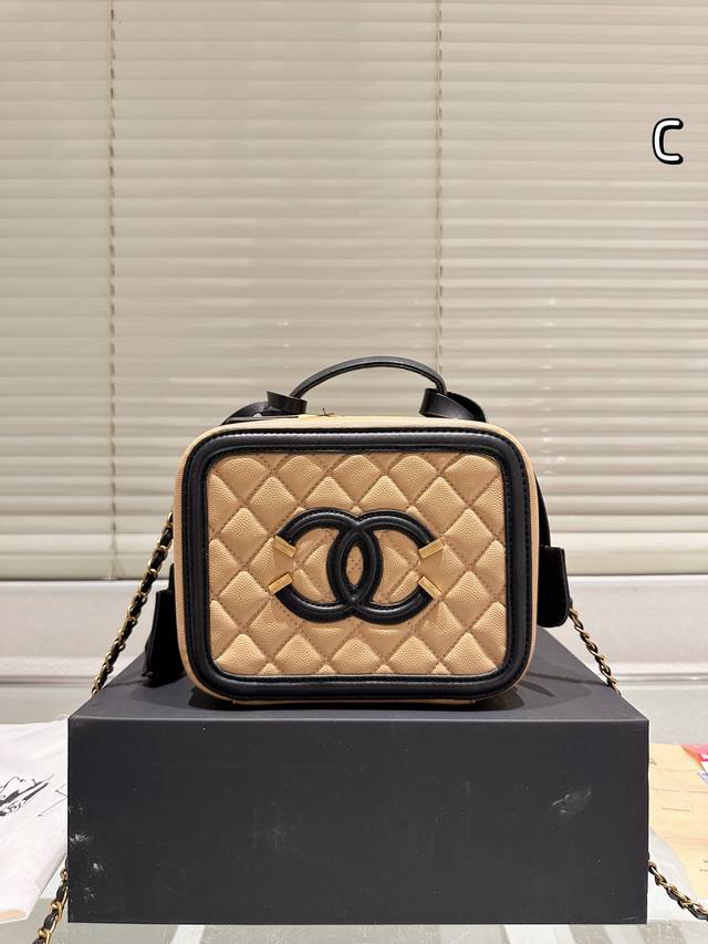 Chanel Upgrade Chanel's new box cosmetic bag is made of caviar fabric, showing t