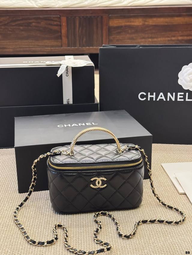 Double-handle box bag DDD. The vintage-inspired hardware, lychee leather, and su