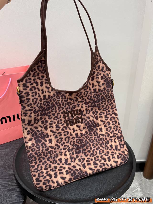 Size 35.30 Miumiu leopard print Ivy underarm tote bag This large shoulder bag ha