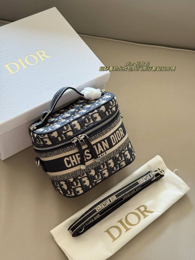 Comes with box Size: 24*18Cm D's latest embroidered cosmetic bag I fell in love